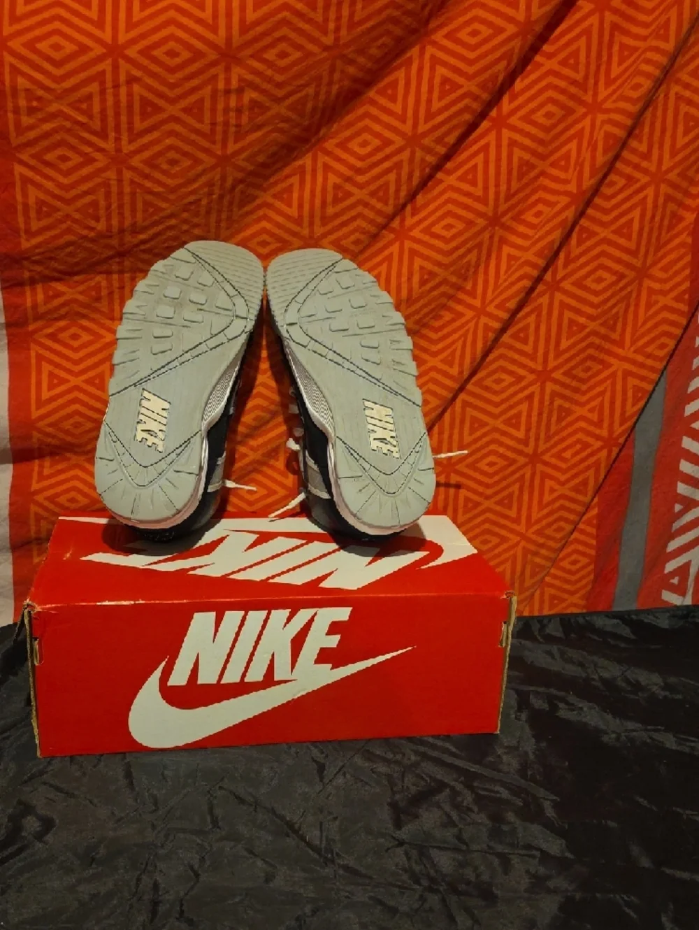 Nike Kids Black and Gray Low-Top Sneakers with White Laces - Picture 7 of 11